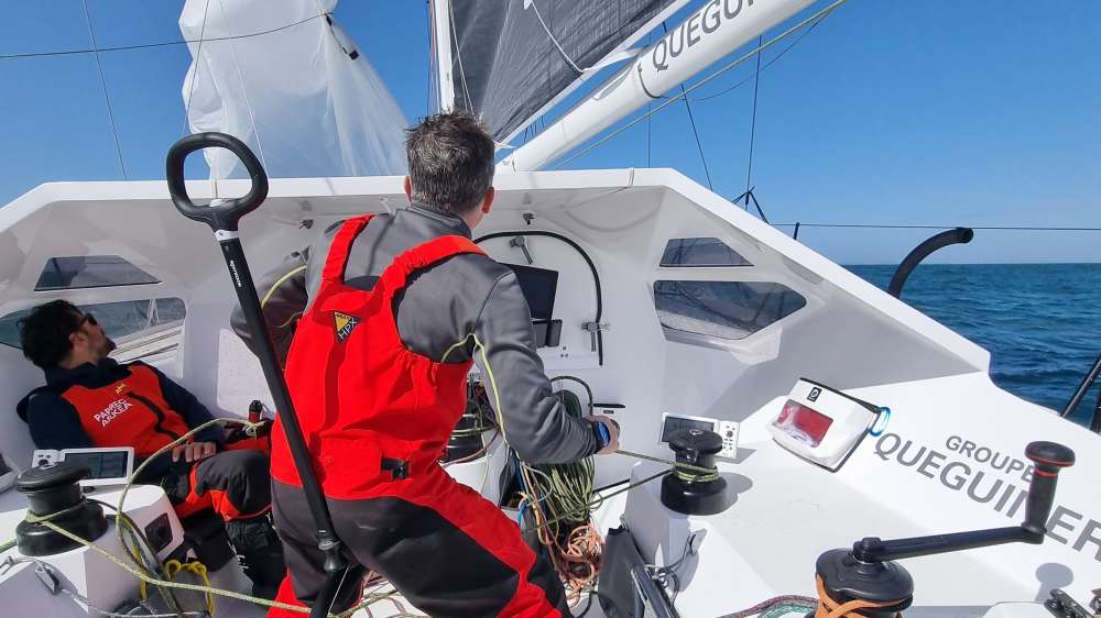 Yoann Richomme et Corentin Douguet à bord de Queguiner - Innovéo 