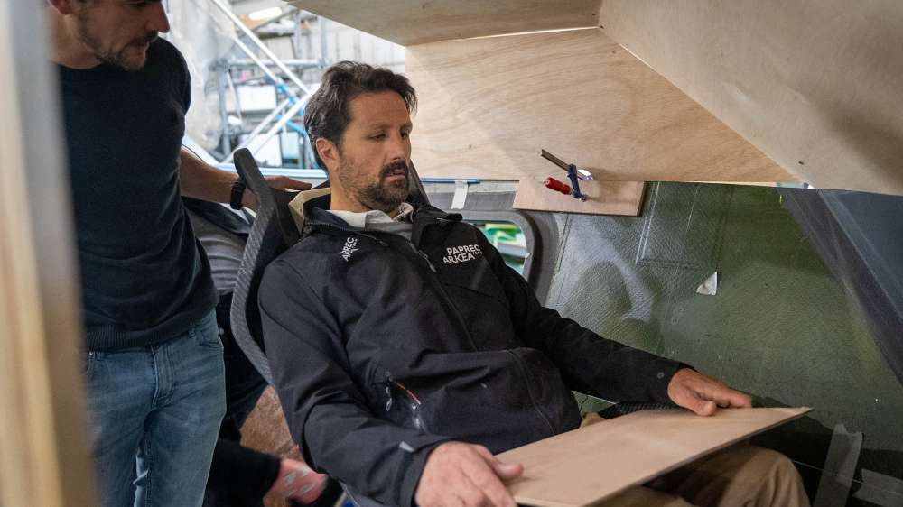 Yoann Richomme dans son nouvel IMOCA en construction